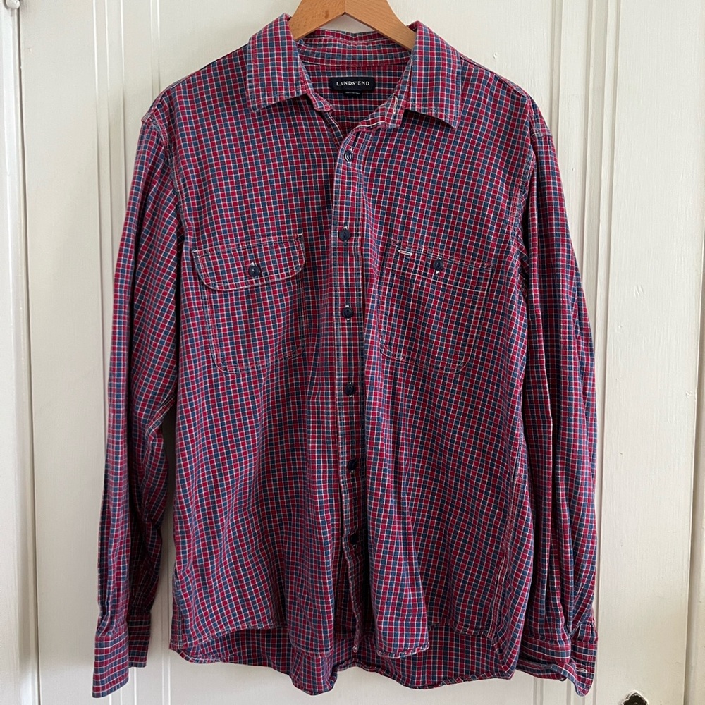 Like new Lands’End Men’s L button up shirt. 100% Cotton, no signs of wear.